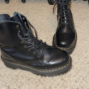 Light worn twice ! Super cute and trendy Dr. Martens Jadens